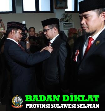 PENYERAHAN SATYA LENCANA KEPADA KEPALA BADAN DIKLAT PROV. SULSEL