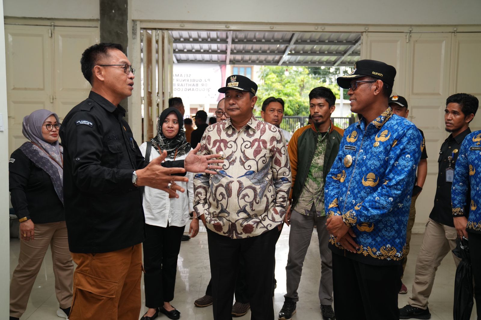  CUACA EKSTREM, PJ GUBERNUR SULSEL MINTA DISTRIBUSI LOGISTIK PEMILU DIKAWAL DENGAN BAIK 