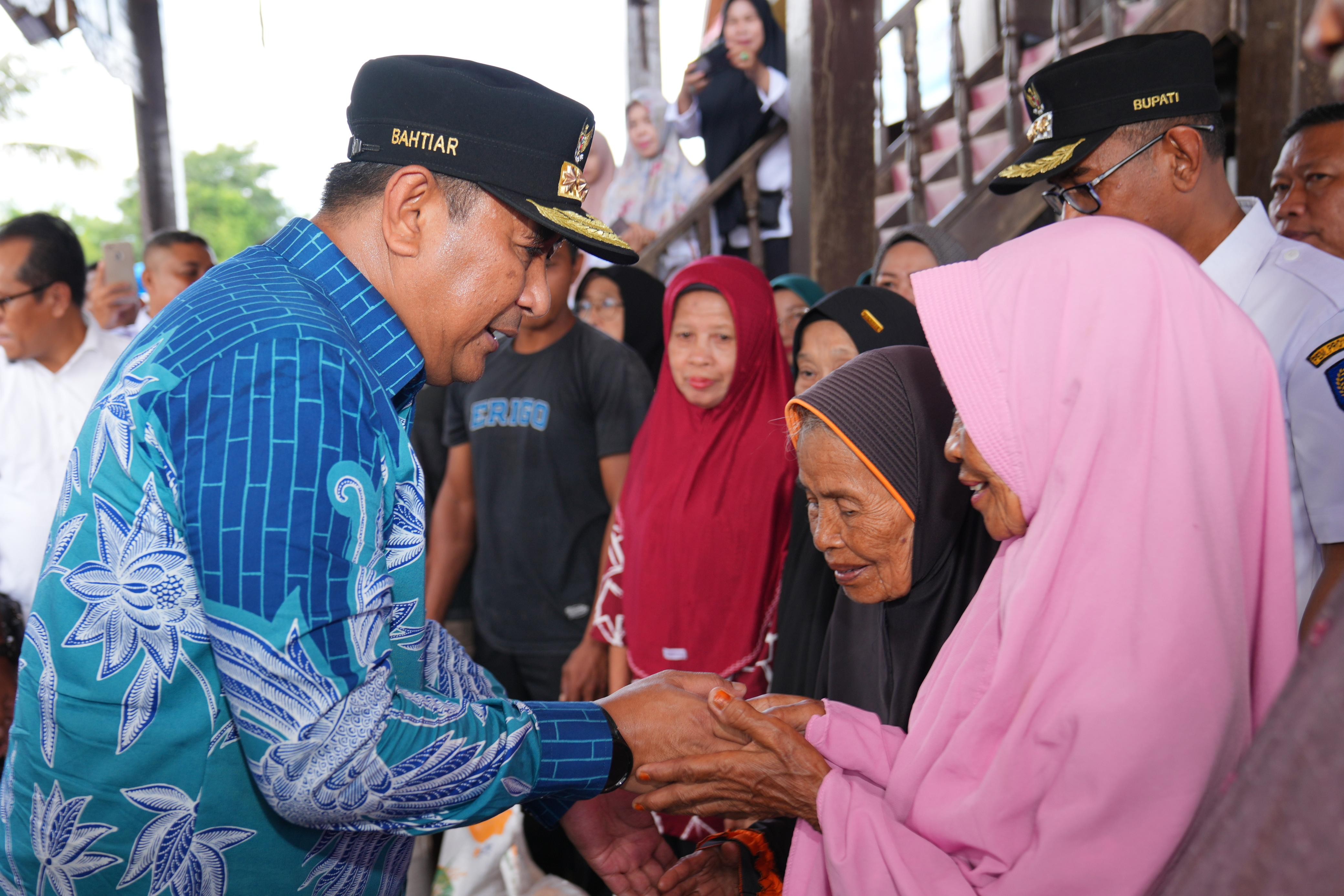 Pj. GUBERNUR SULSEL SALURKAN BANTUAN PANGAN PEMERMINTAH PUSAT UNTUK WARGA MISKIN DI TAKALAR