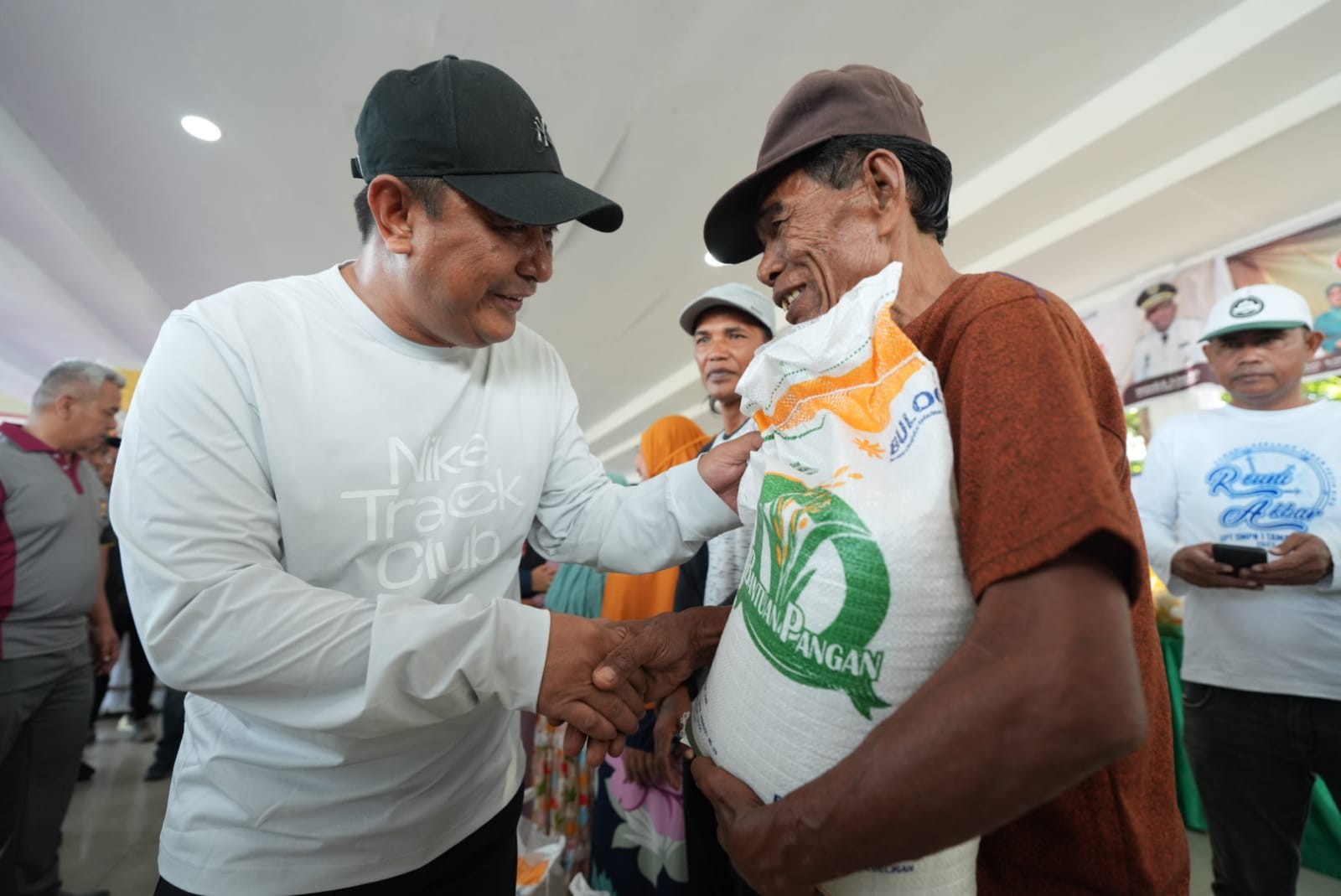 PJ GUBERNUR SULSEL SALURKAN BANTUAN PANGAN PRESIDEN JOKOWI UNTUK WARGA KURANG MAMPU DI JENEPONTO