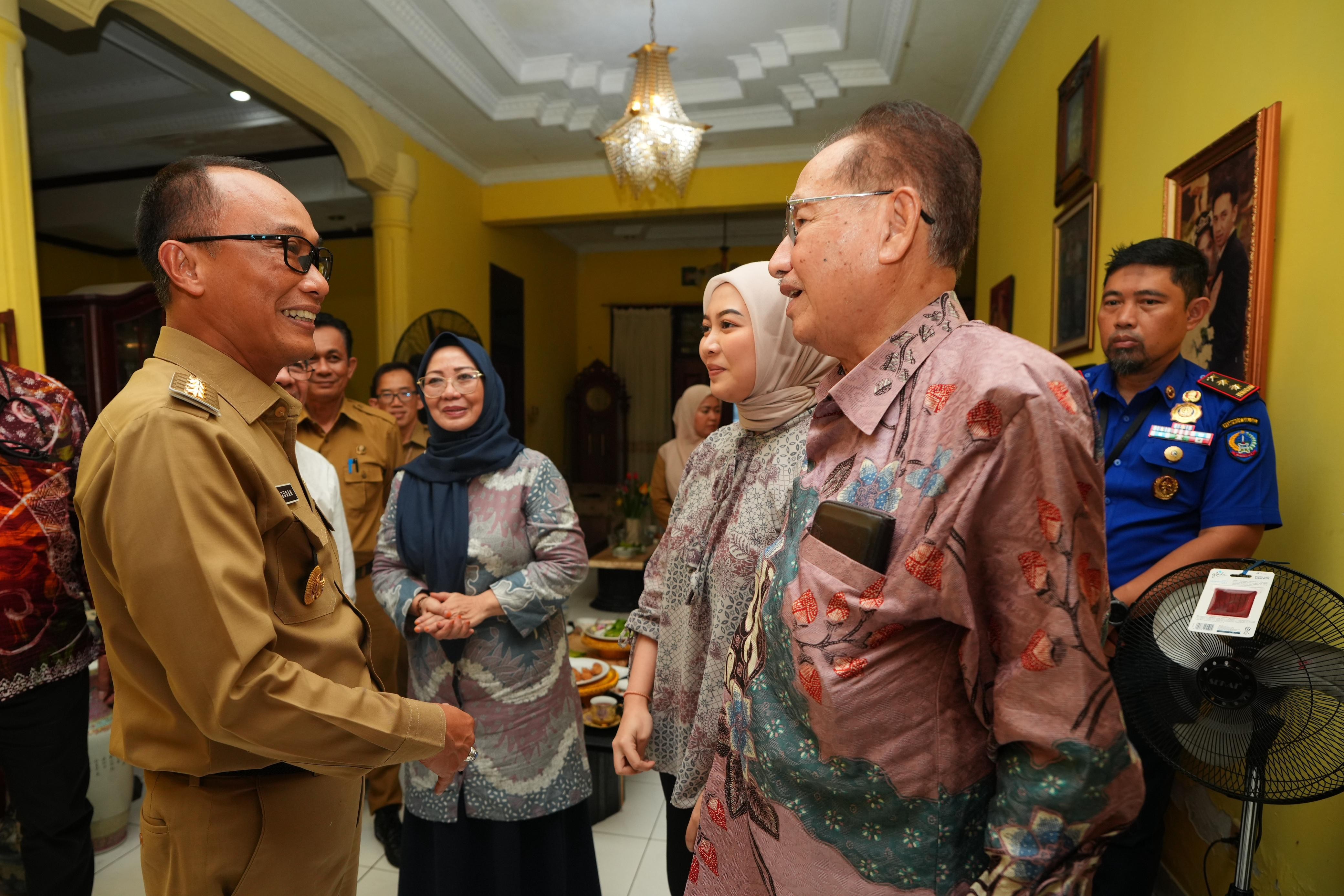 Prof Zudan PJ Gub Sulsel Silaturahmi ke Prof Basri Hasanuddin Diskusikan Pembangunan Sulsel