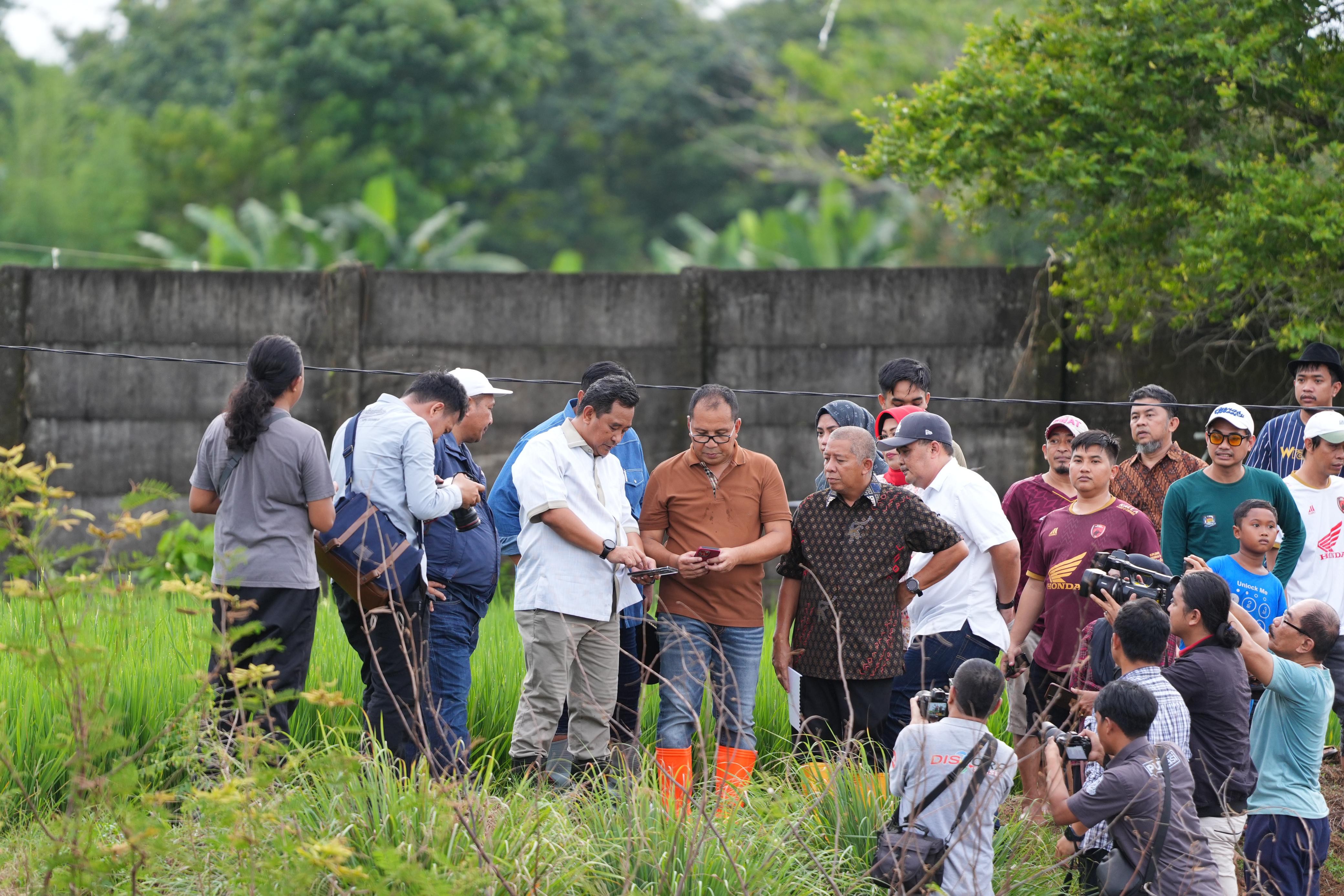 PJ GUBERNUR, WALI KOTA DAN BUPATI MAROS KOMPAK TINJAU LAHAN STADION DI MAKASSAR 