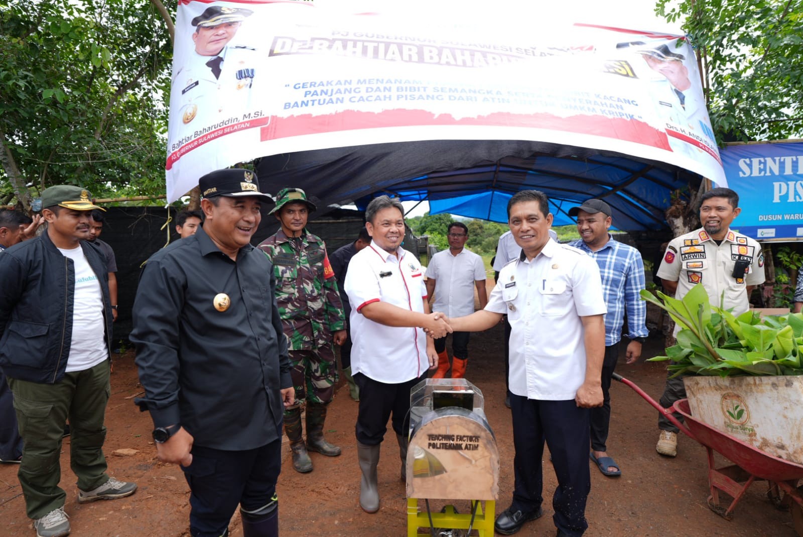 PJ GUBERNUR BAHTIAR SERAHKAN BANTUAN ALAT PERAJANG PISANG UNTUK KECAMATAN MARE 