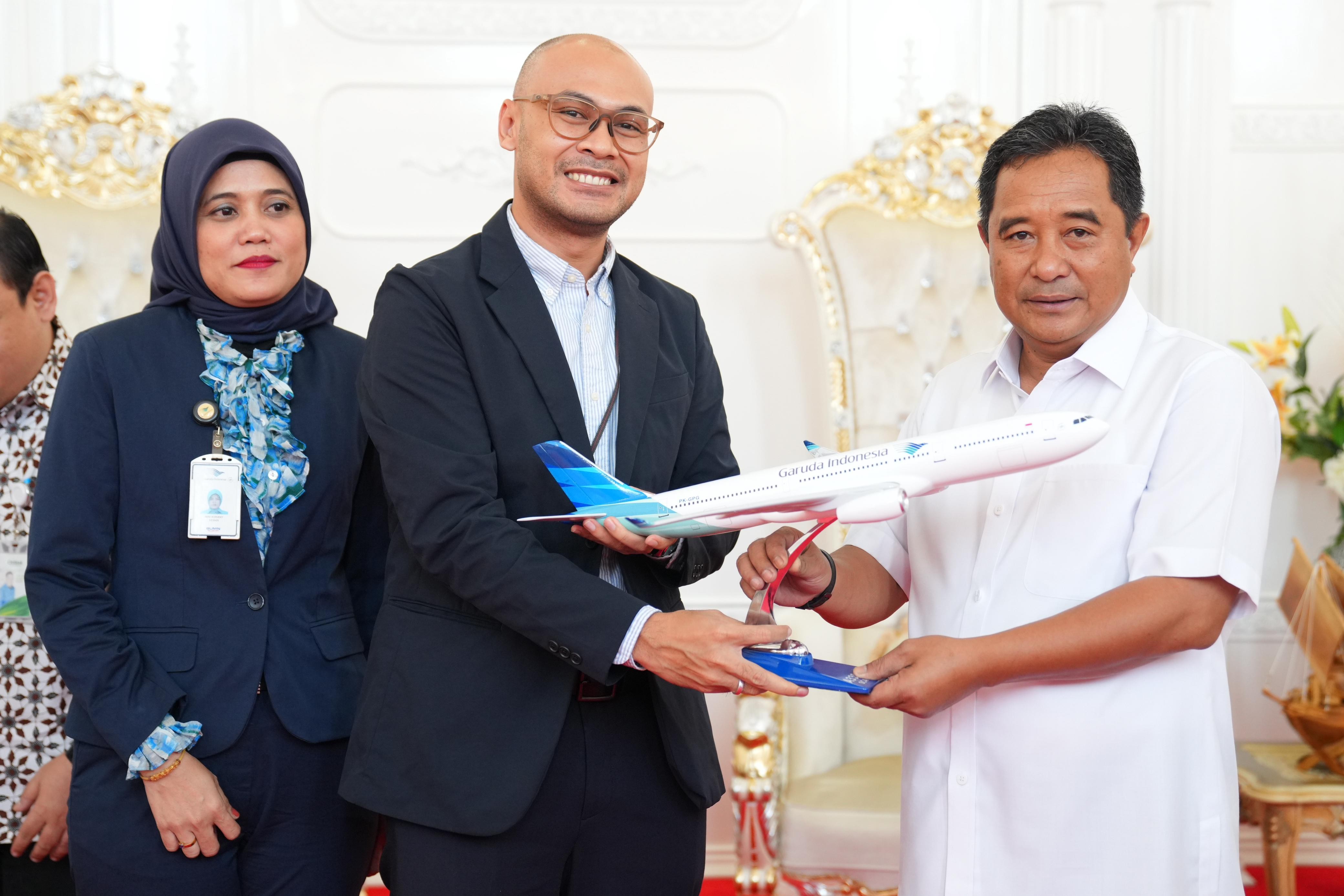 PJ GUBERNUR SULSEL MINTA GARUDA INDONESIA TAMBAH RUTE PENERBANGAN DOMESTIK DAN INTERNASIONAL 