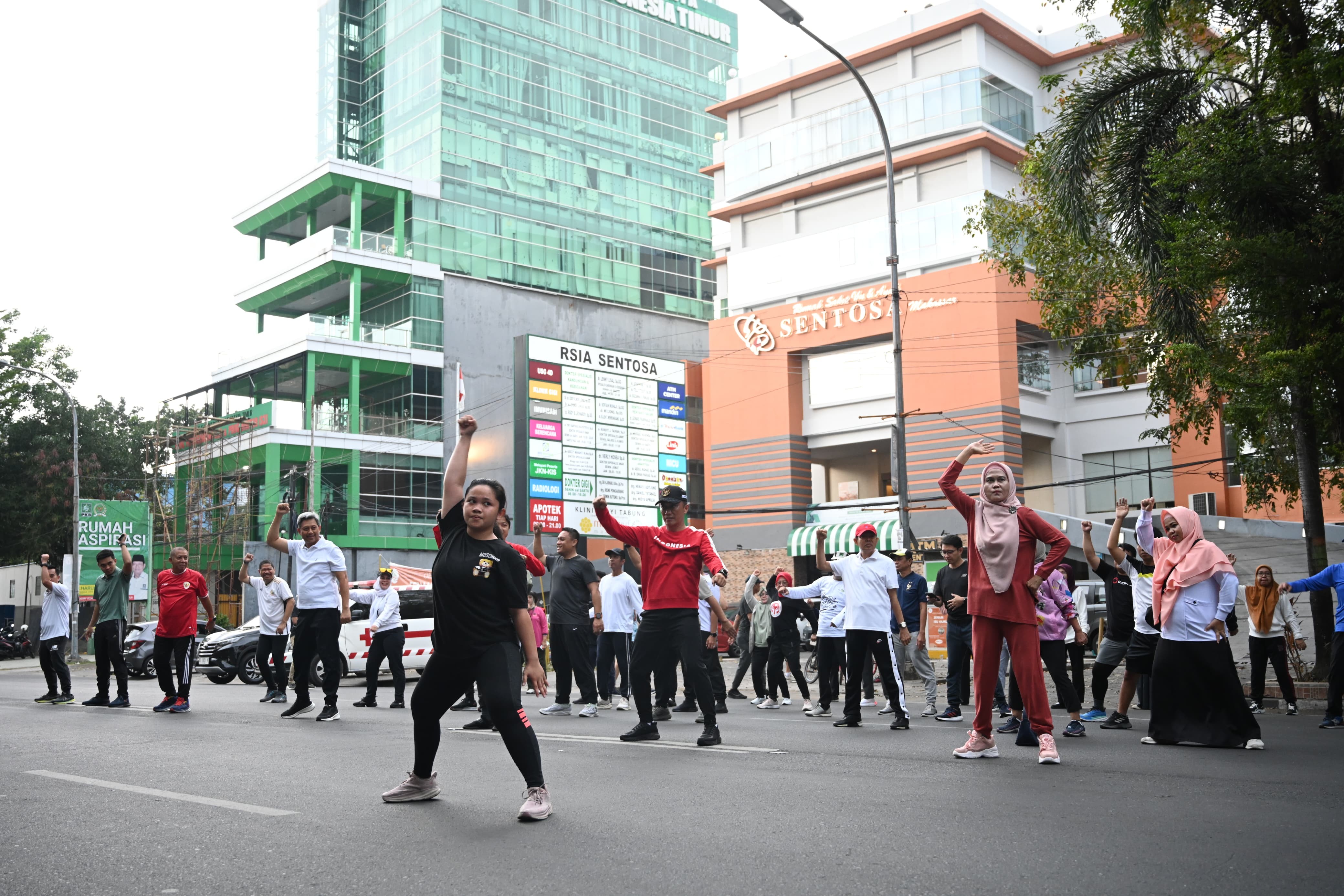 Pj Ketua TP PKK Sulsel Senam Bareng Warga di CFD Sudirman