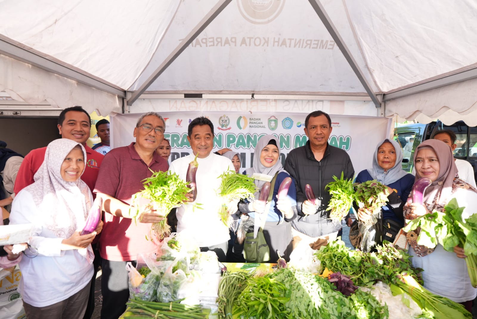 Pj. GUBERNUR SULSEL JALAN SANTAI, CEK KESEHATAN DAN TINJAU PASAR DI PAREPARE