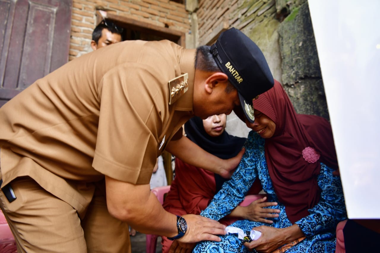 TURUT BERBELASUNGKAWA, PJ GUBERNUR SULSEL SILATURAHMI KE KELUARGA PETUGAS KPPS YANG MENINGGAL DUNIA