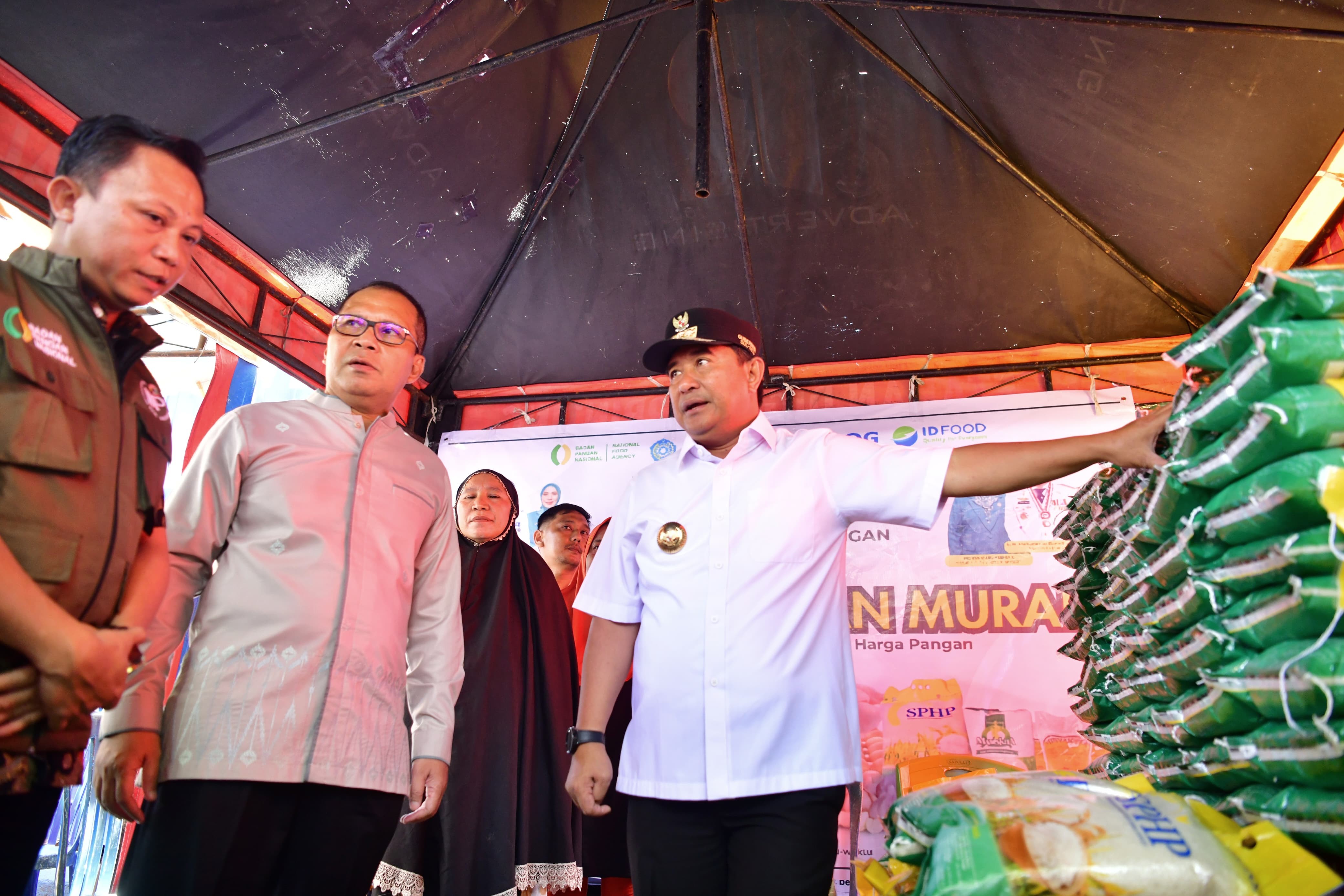 Pj. GUBERNUR BAHTIAR LANJUTKAN PENINJAUAN SAFARI RAMADHAN GERAKAN PASAR MURAH MAKASSAR DI TIGA TITIK