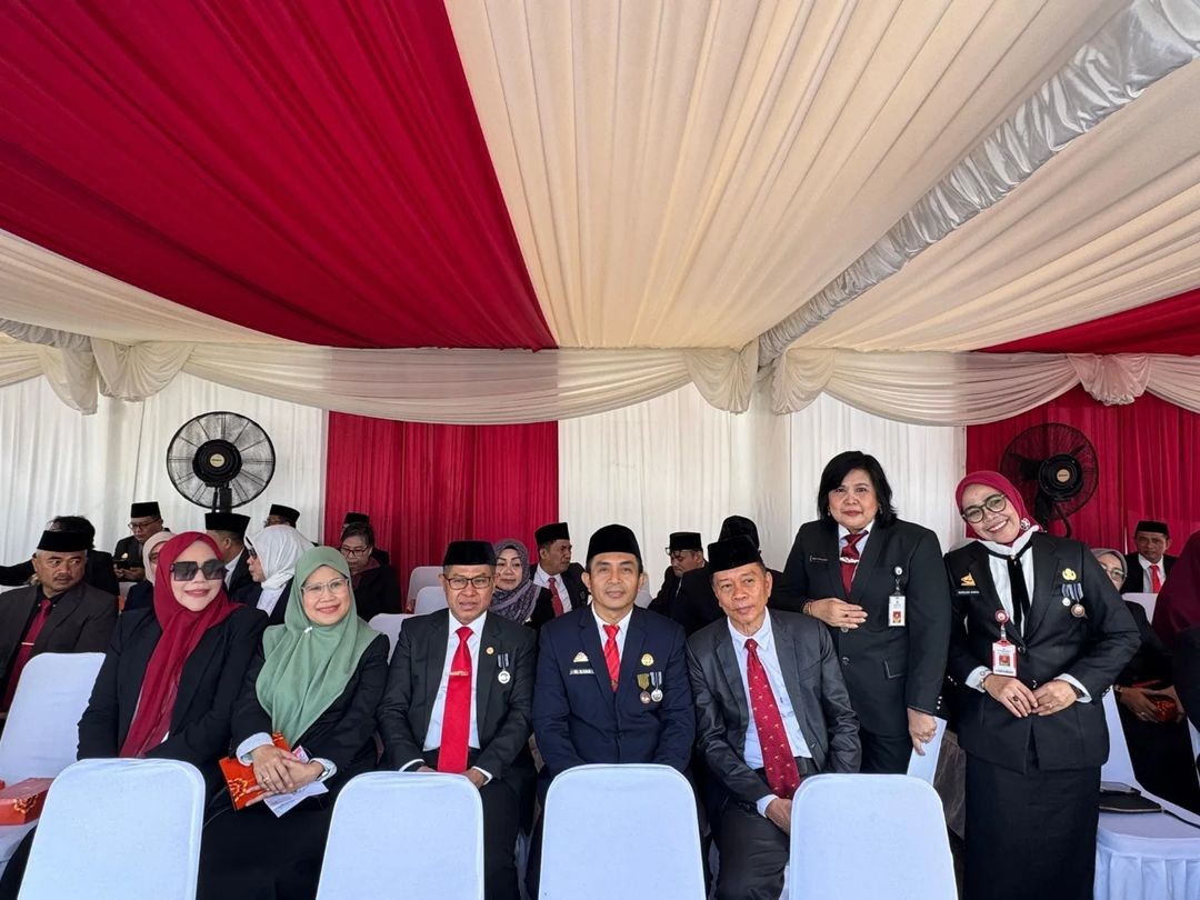 MENGHADIRI UPACARA MEMPERINGATI HARI PAHLAWAN NASIONAL DILAKSANAKAN DI TAMAN MAKAM PAHLAWAN 