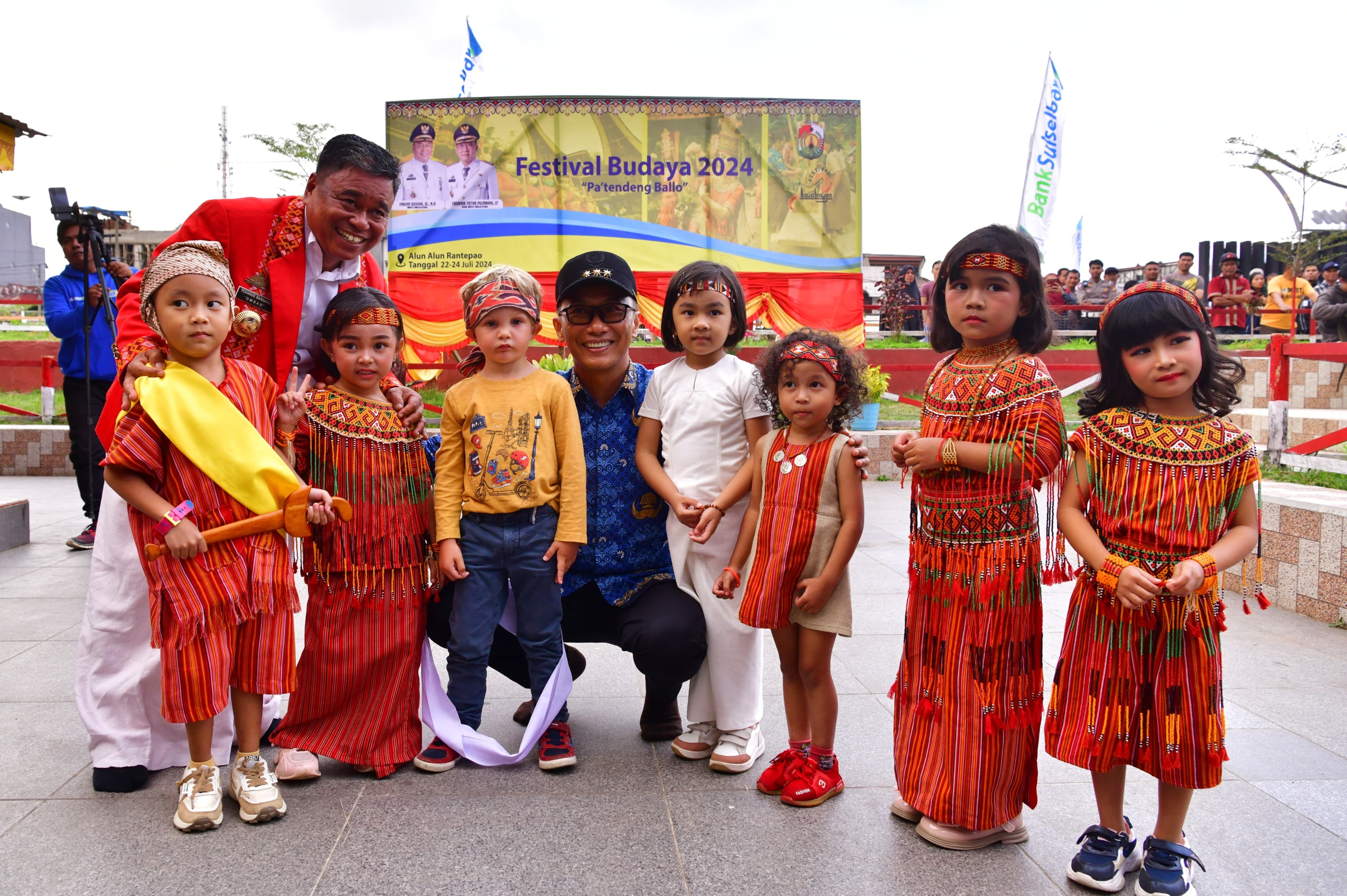 FESTIVAL BUDAYA TORAJA UTARA DIMULAI, PEJABAT GUBERNUR SULSEL PROF ZUDAN: VIRALKAN!