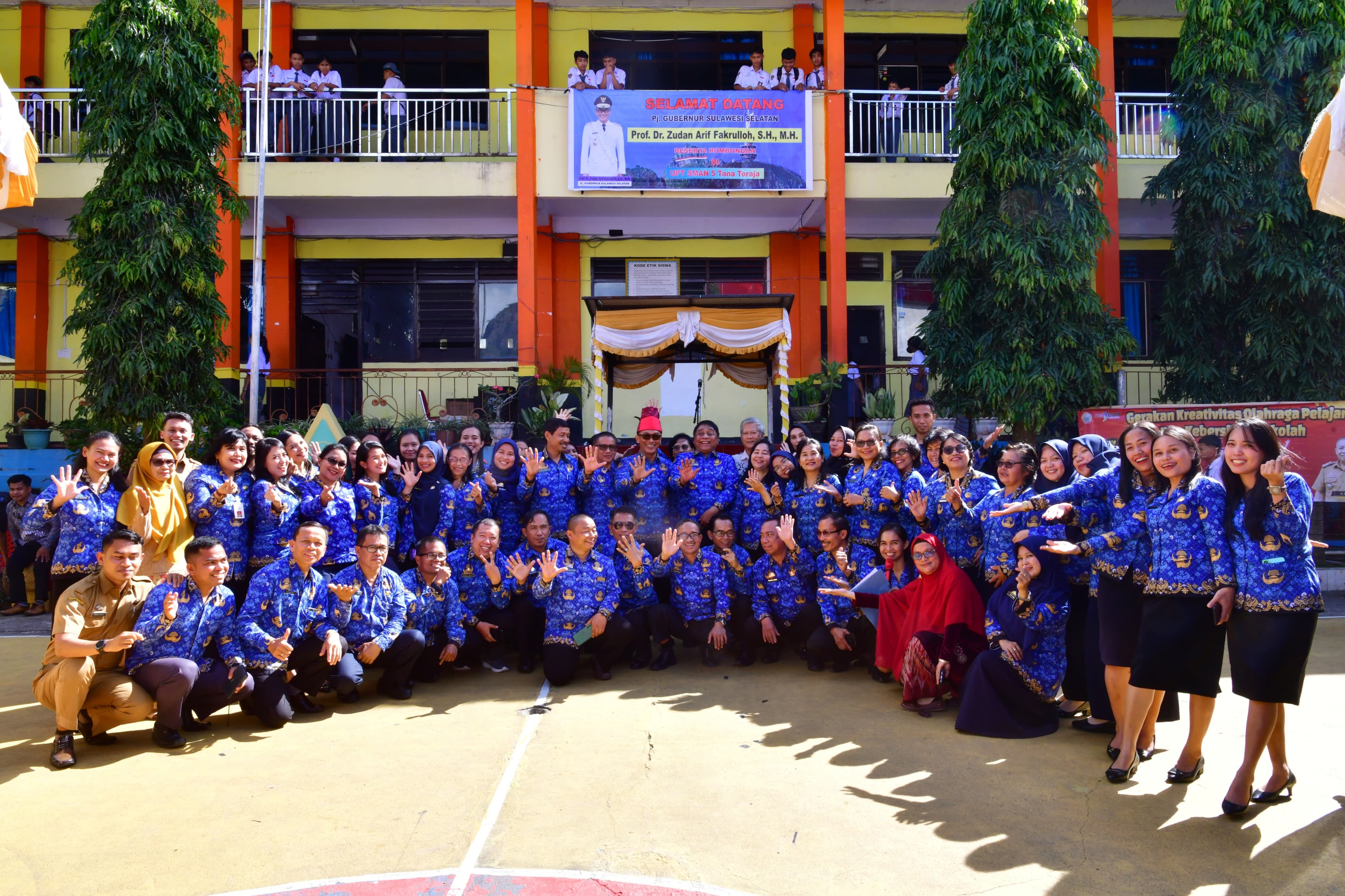 DI SAMBUT GEMBIRA DI SMAN 5 TATOR, PJ GUBERNUR PROF ZUDAN BERI BIMBEL GRATIS MASUK PERGURUAN TINGGI 