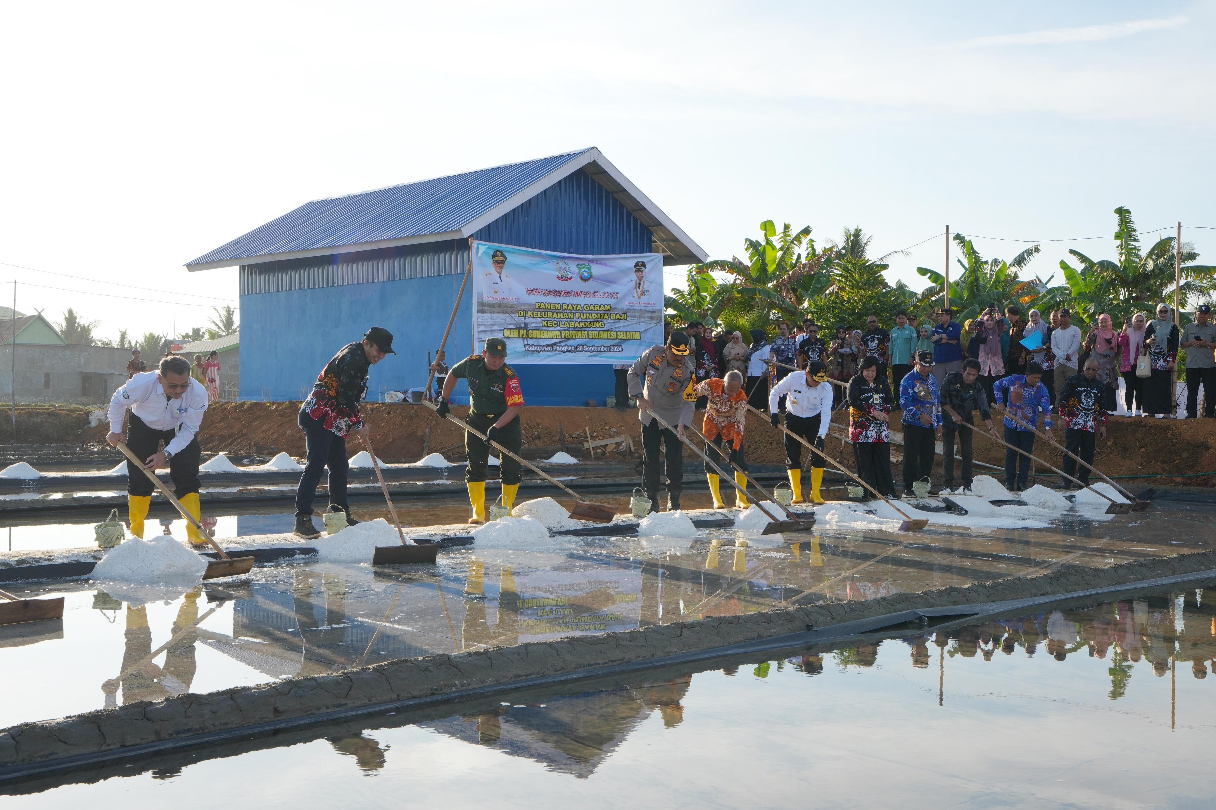 Pj Gubernur Ajak Kembangkan Potensi Garam Sulsel