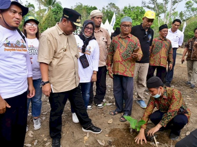 BAHTIAR KUNJUNGI PONPES DARUL ARQAM LUTRA, AJAK SANTRI IKUT BUDIDAYA PISANG CAVENDISH