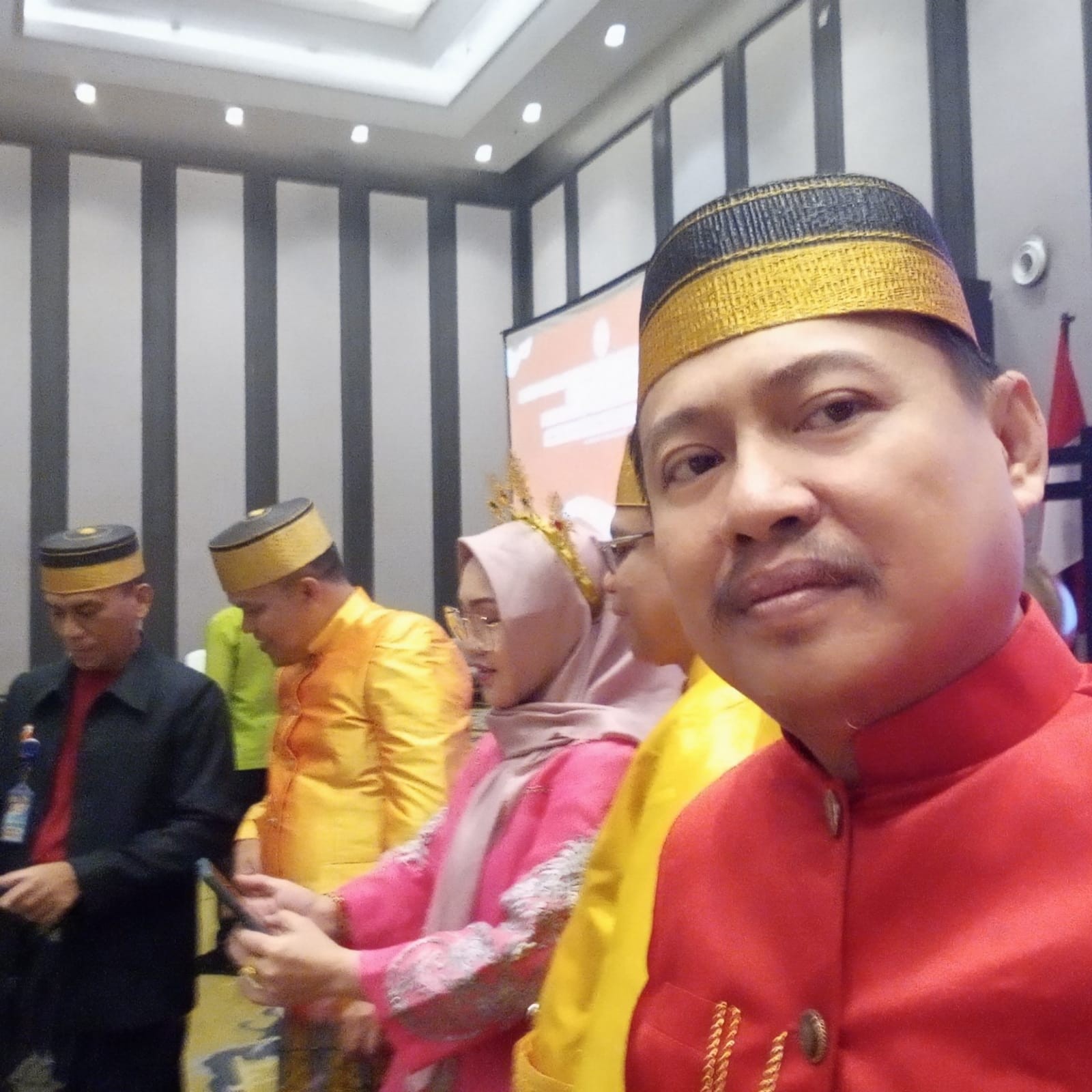 Membentuk Kepemimpinan Transformasional Di Lingkup Pemerintahan Yang Adaptif Dengan Budaya Lokal