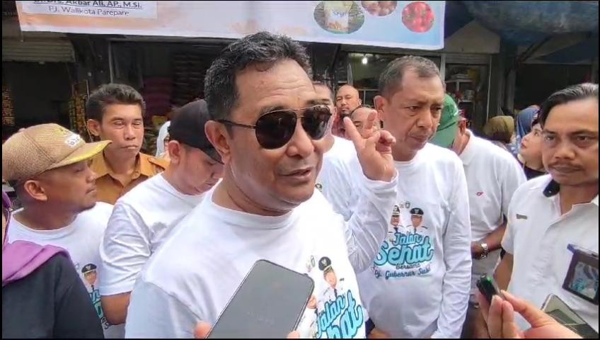 PANTAU HARGA, PJ GUBERNUR SULSEL KUNJUNGI PASAR LAKESSI DIDAMPINGI PJ WALI KOTA PAREPARE