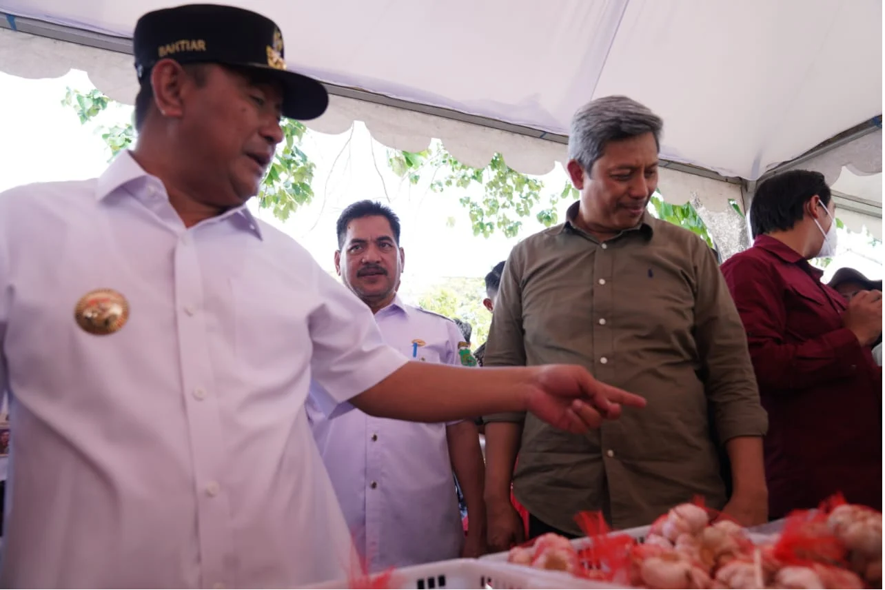 DAMPINGI PJ GUBERNUR TINJAU PASAR MURAH, PJ SEKDA SULSEL: LANGKAH PENGENDALIAN INFLASI