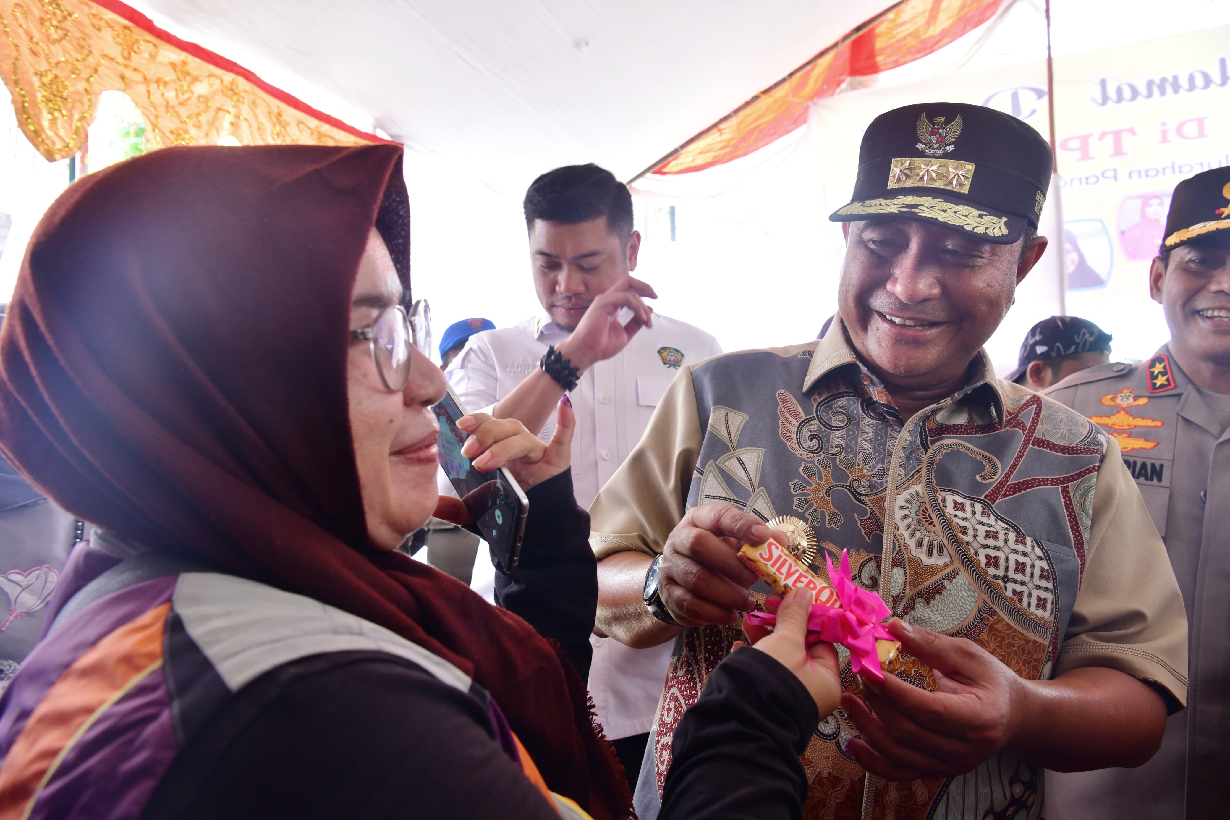 Pj. GUBERNUR IMBAU PETUGAS TPS JAGA KESEHATAN